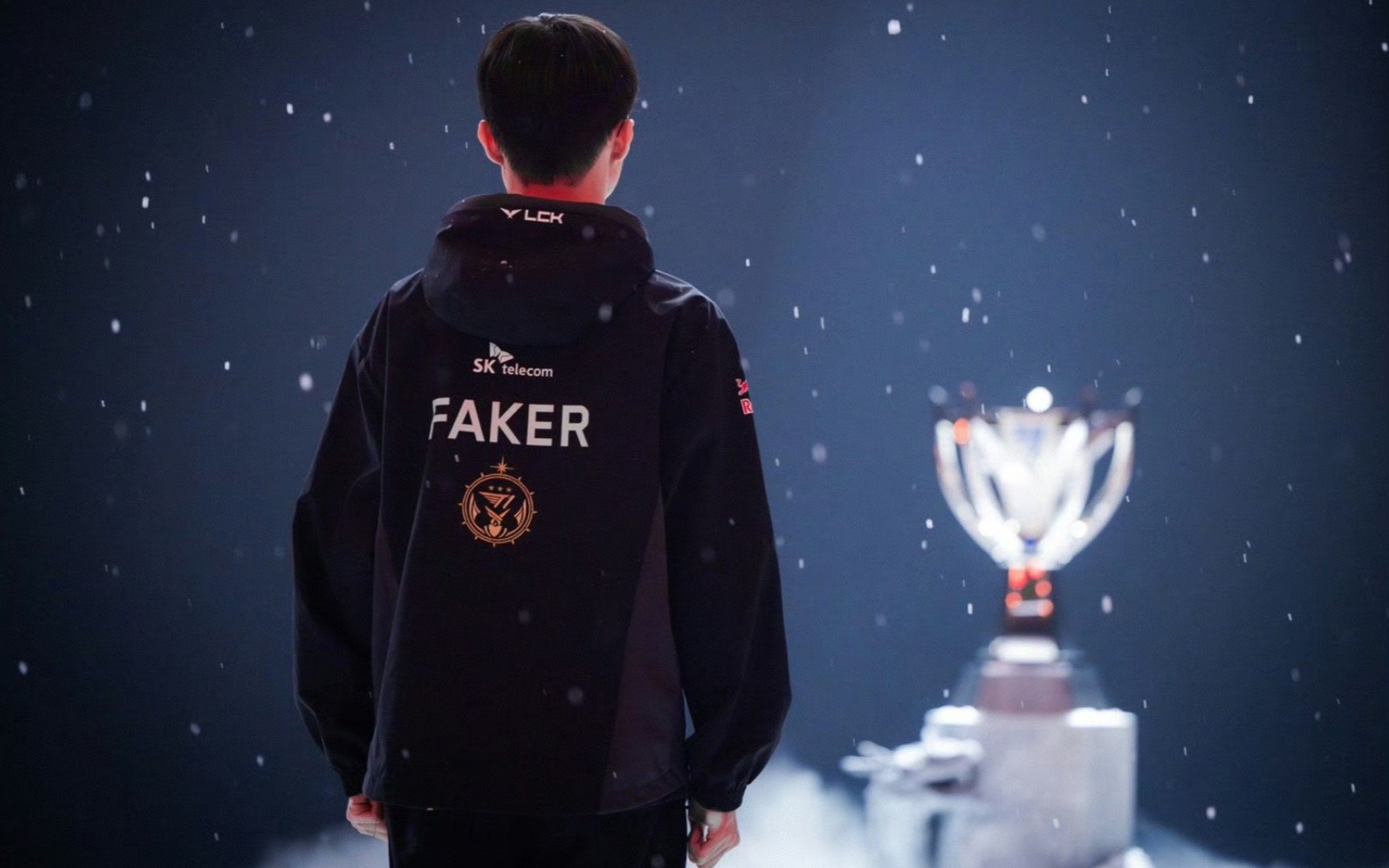 FPX官方：上调二队教练Juicy至一队当任主教练